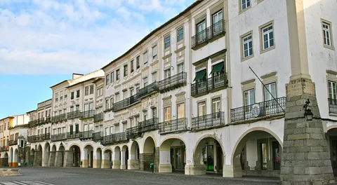 Praça do Giraldo and whitewashed buildings in the historic centre of Évora